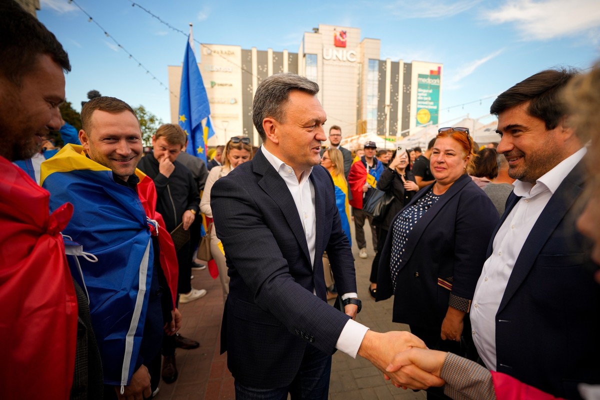 26.09.2025, Moldau, Chisinau: Dorin Recean, Ministerpräsident der Republik Moldau, schüttelt während einer Pro-EU-Kundgebung der regierenden Partei der Aktion und Solidarität (PAS) vor den Parlamentsw ...