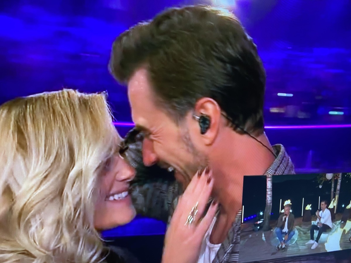 Silbereisen sah sich mit seinem Kollegen noch mal den Auftritt von Helene Fischer an.
