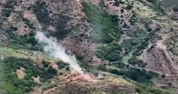 HANDOUT - 19.09.2023, Aserbaidschan, ---: Auf diesem Videostandbild vom aserbaidschanischen Verteidigungsministerium steigt Rauch über einem Gebiet auf, in dem sich nach aserbaidschanischen Angaben St ...