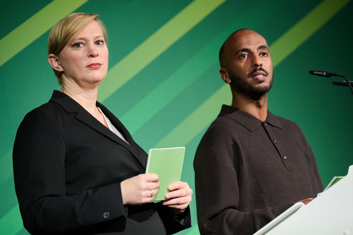 ARCHIV - 30.11.2024, Berlin: Die beiden Landesvorsitzenden der Gr�nen Nina Stahr und Philmon Ghirmai begr��en zur Landesdelegiertenkonferenz die Mitglieder. (zu dpa: �Gr�ne wollen externe Meldestelle  ...