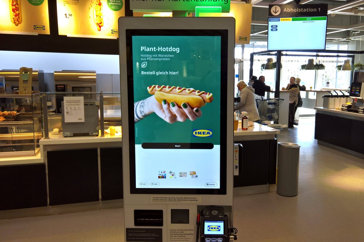 Ikea Bistro, Plant Hotdog - vegan. Bestellung via Touchscreen, Bezahlung mit Karte *** Ikea Bistro, Plant Hotdog vegan order via touchscreen, payment by card