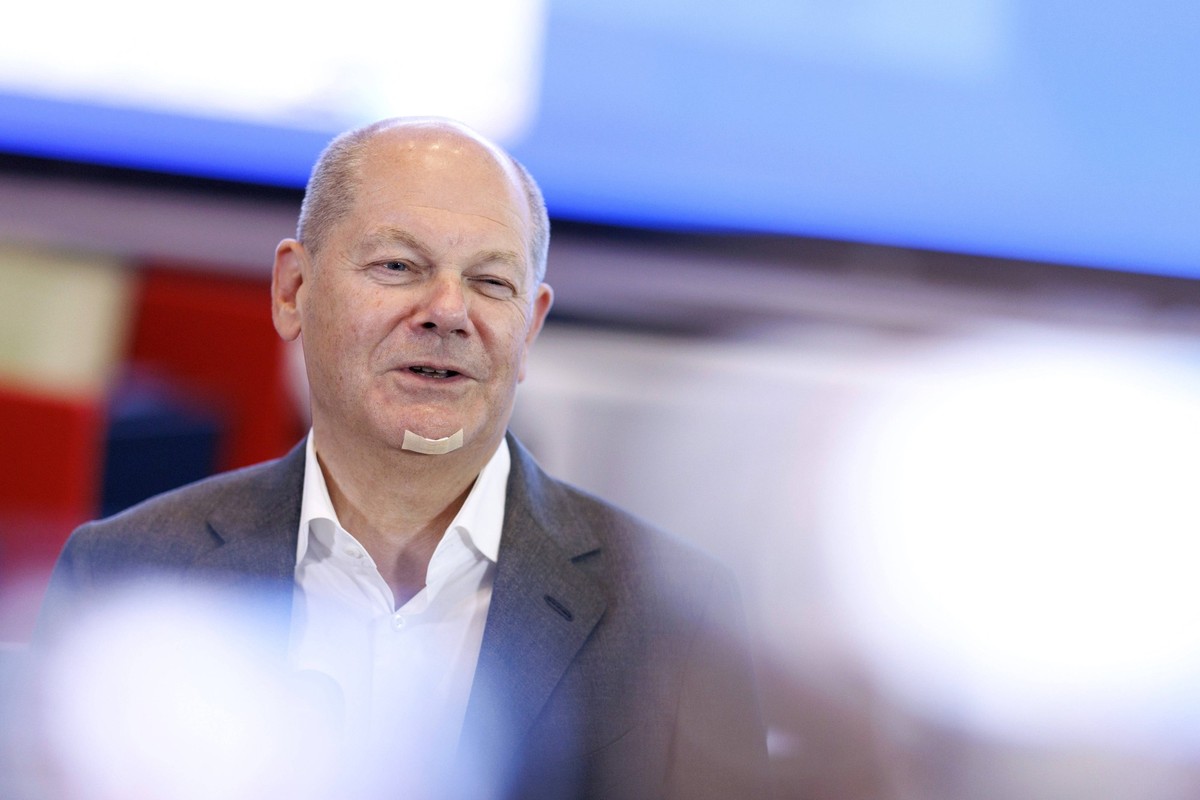 Bundeskanzler Olaf Scholz SPD bei seinem Besuch im IPCC. Bundeskanzler Scholz SPD und NRW-Innenminister Herbert Reul CDU besuchen International Police Cooperation Center. Im internationalen Kooperatio ...