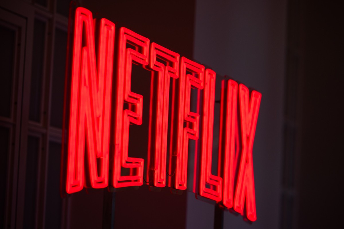 ARCHIV - 14.05.2024, Nordrhein-Westfalen, K�ln: Der Schriftzug &quot;Netflix&quot; leuchtet bei der Vorstellung der neuen Staffel (3.) der Netflix-Serie �Bridgerton� in der Flora bereit. Wegen Steuerv ...