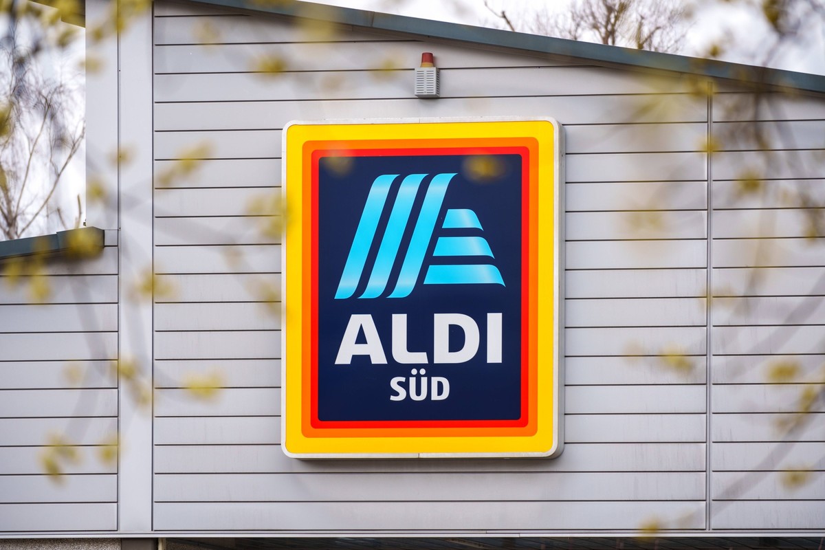 Augsburg, Bavaria, Germany - March 1, 2024: Aldi Süd food discounter logo on a store *** Aldi Süd Lebensmittel Discounter Logo an einer Filiale