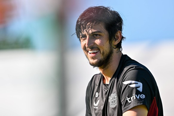 AUT, Trainingslager Bayer Leverkusen / 19.07.2022, Alois-Latini-Stadion , Kaprun / Zell am See, AUT, Trainingslager Bayer Leverkusen im Bild / picture shows Sardar Azmoun Bayer Leverkusen 9 lacht. *** ...