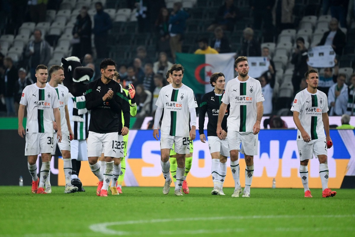 Gladbachs Spieler nach dem Spiel, vorne v.li., Nico Elvedi Borussia Moenchengladbach, Lars Stindl Borussia Moenchengladbach, Joe Scally Borussia Moenchengladbach, Christoph Kramer Borussia Moenchengla ...