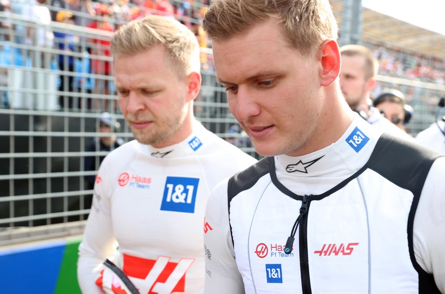 Das schnelle Auto des Haas-Teams von Mick Schumacher (rechts) und Kevin Magnussen macht die Konkurrenz stutzig. 