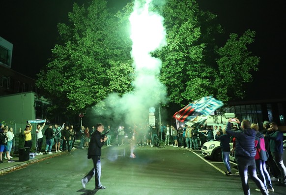 Am Dienstagabend feierten die Fans vor dem Stadion den Aufsteig von Arminia Bielefeld.