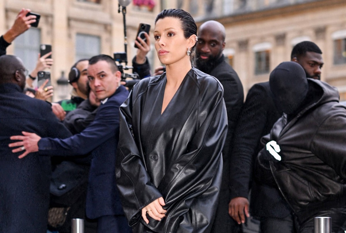 Kanye West Ye et sa femme Bianca Censori arrivent à l hà tel Ritz lors de la semaine de la mode femme automne/hiver 2024-2025 PFW Kanye West Ye et sa femme Bianca Censori arrivent à l hà tel Ritz lors ...