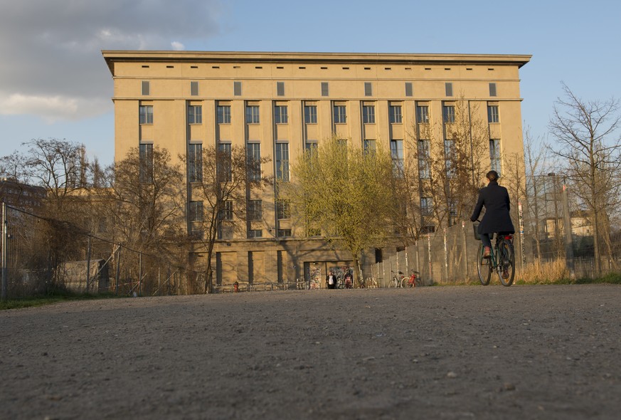 ARCHIV - 06.04.2016, Berlin: Die Sonne strahlt das Gebäude des Berghain an. Das Berghain ist die höchstplatzierte deutsche Location bei den Top-100-Clubs des britischen Fachmagazins «DJ Mag» 2016. (zu ...