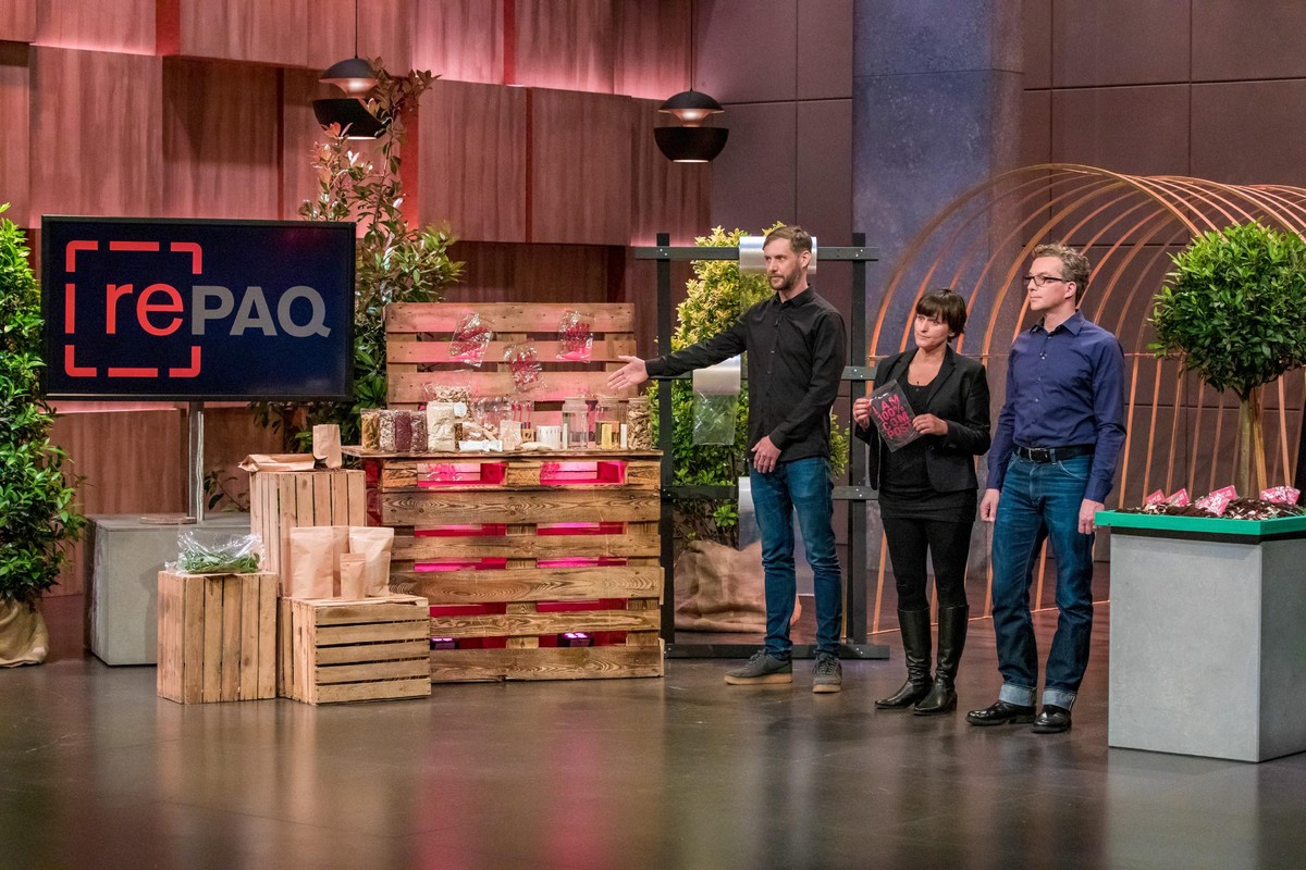 Hannes Füting (l.), Katja und Sven Seevers präsentieren mit _rePAQ" plastikfreie Folienverpackungen. Sie erhoffen sich ein Investment von 600.000 Euro für 10 Prozent der Anteile an ihrem Unterneh ...