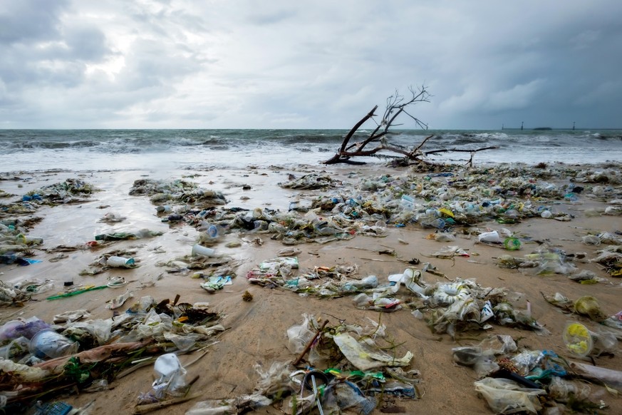 So sehen Balis Strände teilweise aus: voller Plastikflaschen, Verpackungen und anderem Müll.