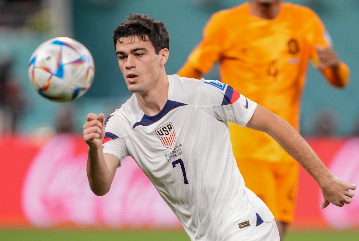 December 3, 2022, Al Rayyan, Qatar: AL RAYYAN, QATAR - DECEMBER 3: Gio Reyna 7 of the United States chases after a loose ball during a FIFA World Cup, WM, Weltmeisterschaft, Fussball Qatar 2022 Round ...