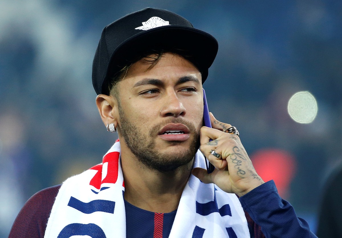 Soccer Football - Ligue 1 - Paris St Germain vs Stade Rennes - Parc des Princes, Paris, France - May 12, 2018 Paris Saint-Germain&#039;s Neymar on the phone as he celebrates winning Ligue 1 REUTERS/Pa ...