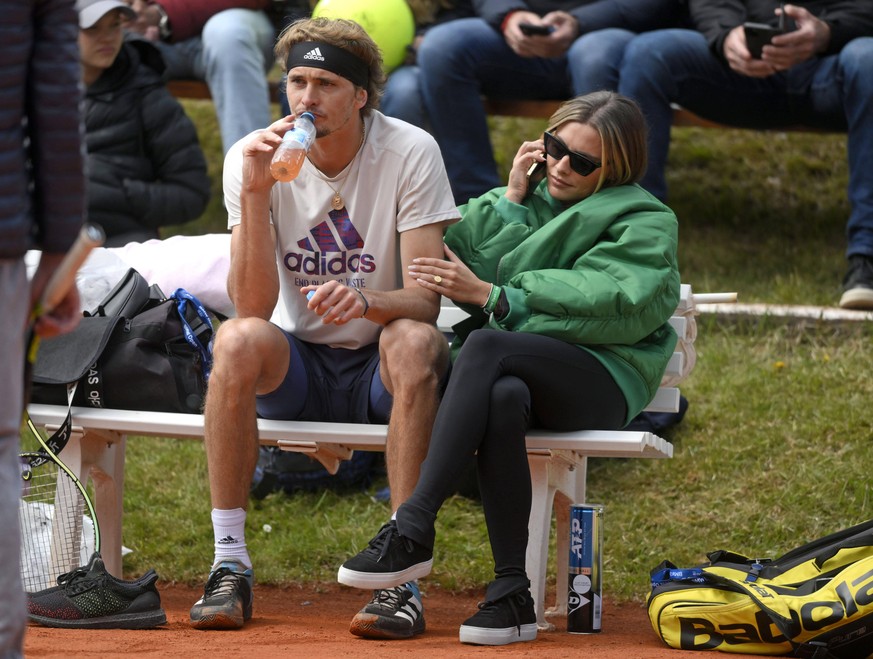 25.04.2022, Tennis Herren ATP, Tennis Herren Tour, BMW-Open Muenchen auf der Iphitos-Tennisanlage, Alexander Sascha Zverev GER trainiert am Nebenplatz, seine Freundin Sophia Thomalla re begleitet ihn, ...