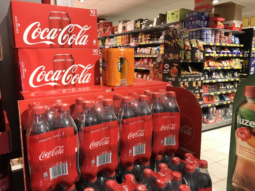 Coca Cola in einer Edeka Filiale in Hamburg 28.01.2019 *** Coca Cola in an Edeka branch in Hamburg 28 01 2019