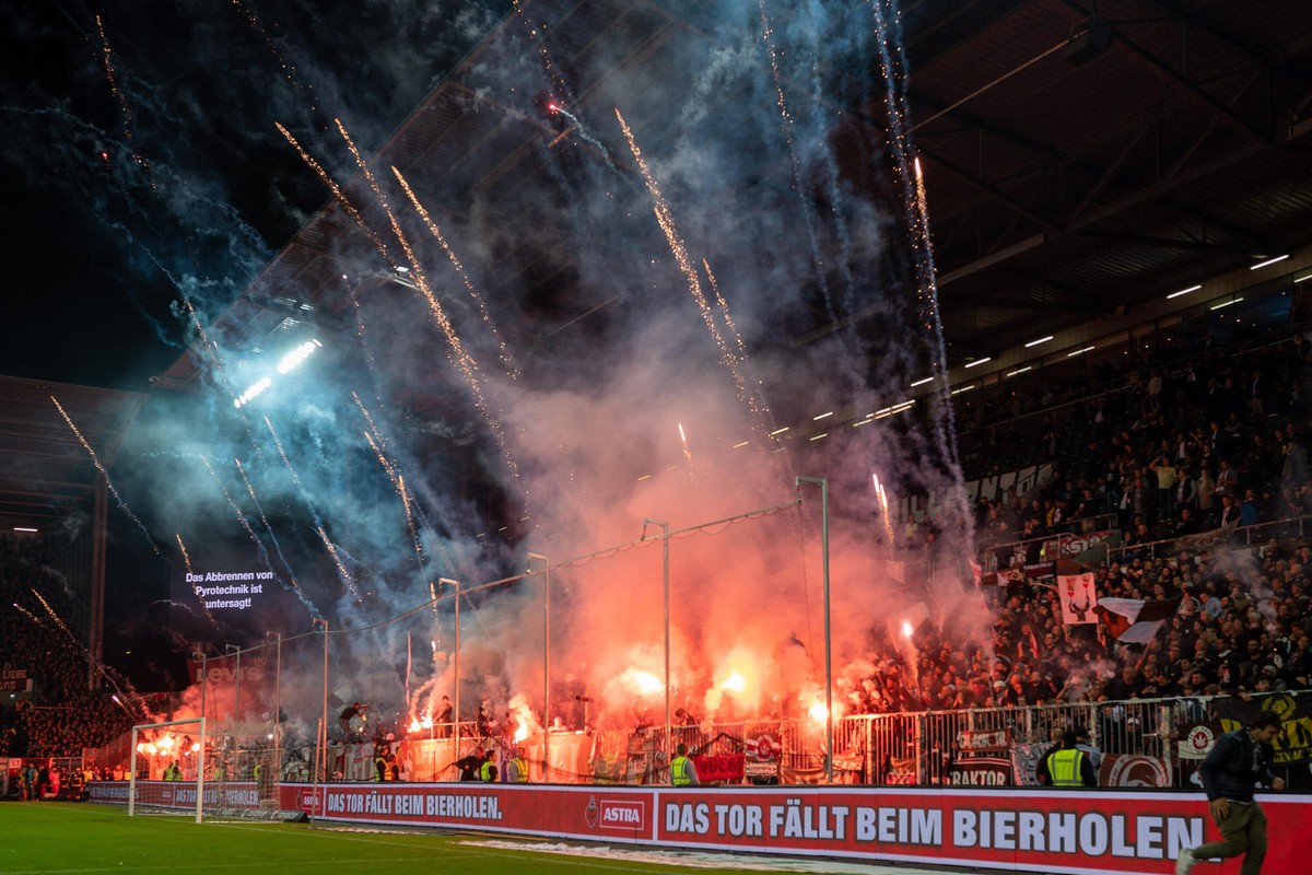 FC St. Pauli vs. Hamburger SV, Fussball, 2. Bundesliga, 16.09.19 Pyro bei den St. Pauli Fans zu Beginn der zweiten Halbzeit. FC St. Pauli vs. Hamburger SV, Fussball, 2. Bundesliga, 16.09.19 *** FC St ...