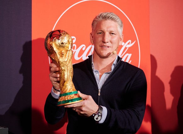 02.10.2022, Berlin: Bastian Schweinsteiger kommt zur Trophy Night in das The Reed und h�lt den WM-Pokal in der Hand. Der FIFA WM-Pokal wird im Rahmen der FIFA World Cup Trophy Tour by Coca-Cola nach B ...