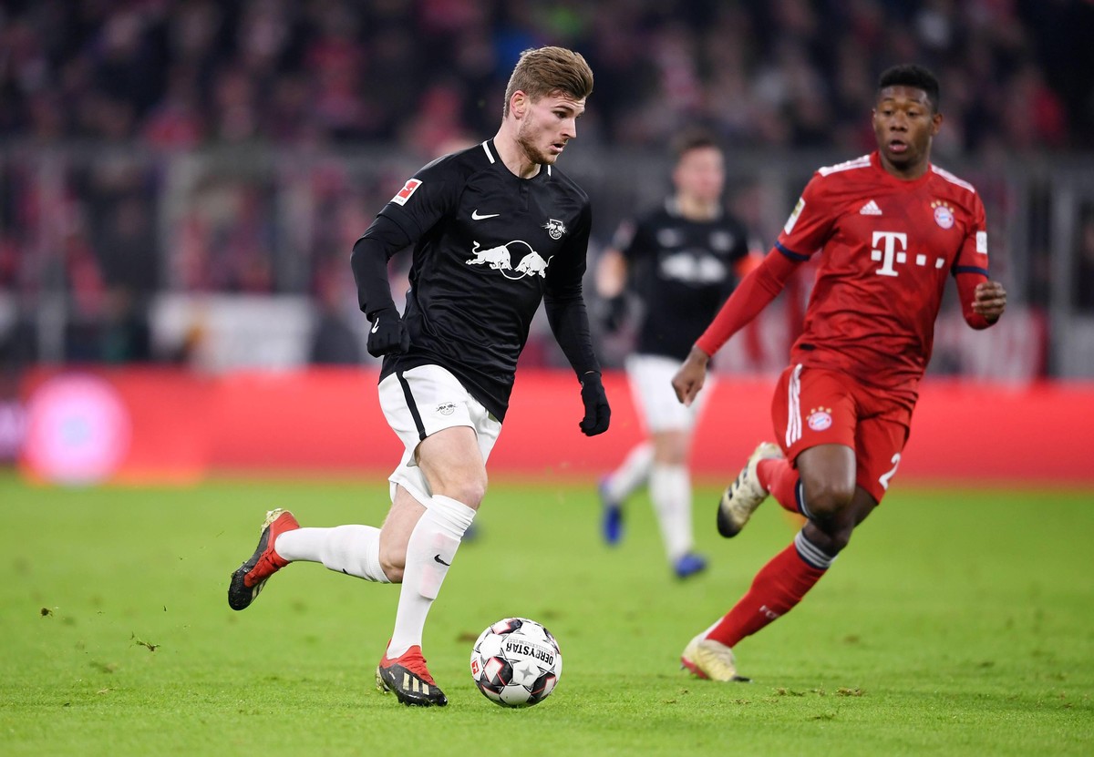 Fussball 1. Bundesliga Saison 2018/2019 16. Spieltag FC Bayern Muenchen - RB Leipzig 19.12.2018 Timo Werner (li, RB Leipzig) gegen David Alaba (re, FC Bayern Muenchen) ----DFL regulations prohibit any ...