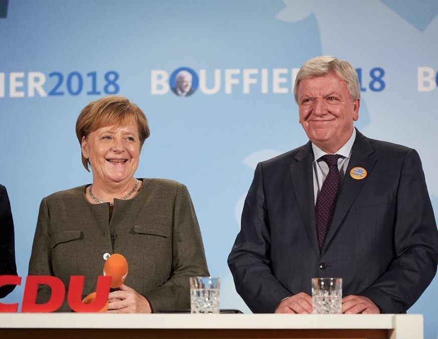 Angela Merkel und Volker Bouffier. Gewählt wird am Sonntag in Hessen, die Abstimmung entscheidet aber auch über die Zukunft von Merkel, nicht nur als CDU-Chefin vor dem Parteitag im Dezember.