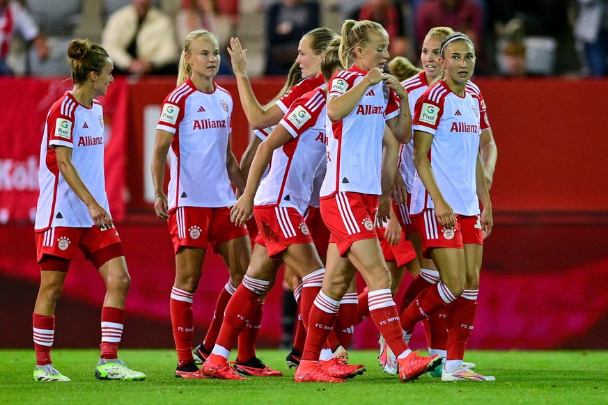 Spielerinnen des FC Bayern mit Torjubel, Jubel, Torjubel, Torerfolg, celebrate the goal, goal, celebration, Jubel ueber das Tor zum 1:0 durch Pernille Harder FC Bayern M