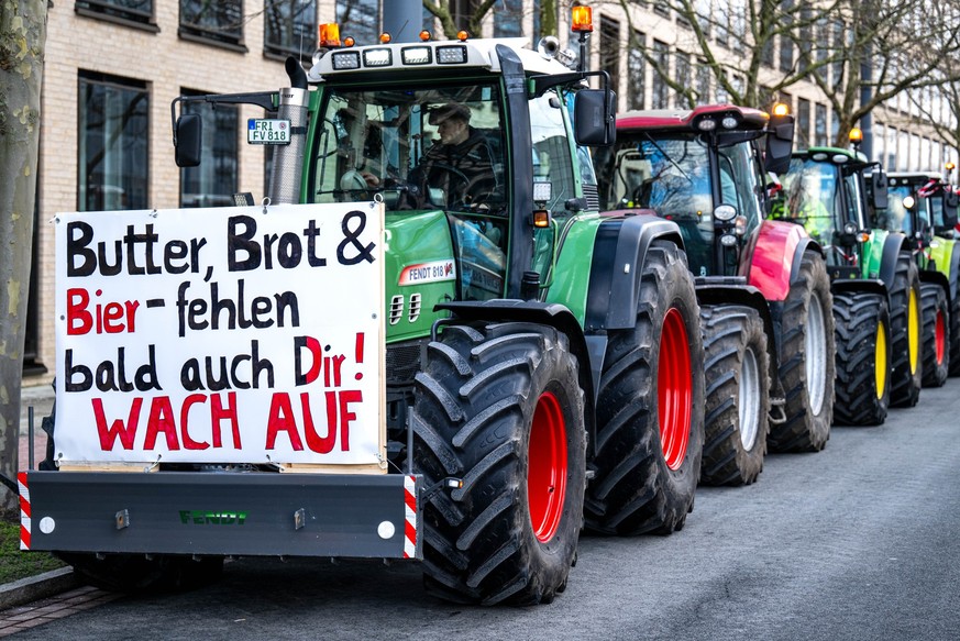 08.01.2024, Bremen: Zahlreiche Traktoren stehen in der Bremer