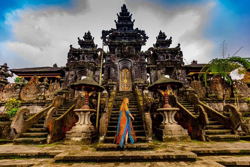 Woman at the Besakih Temple, the largest and holiest temple of Hindu religion in Bali, Indonesia, Southeast Asia, Asia PUBLICATIONxINxGERxSUIxAUTxONLY Copyright: LauraxGrier 1218-1178