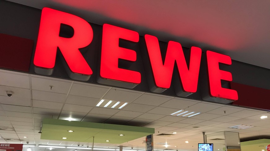 Logo der Supermarkt Kette Rewe an einer Filiale 02.04.2020 *** Logo of the supermarket chain Rewe at a branch 02 04 2020