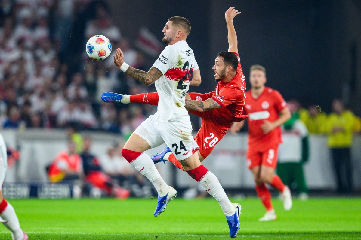 19.09.2025, Baden-Württemberg, Stuttgart: Fußball, Bundesliga, VfB Stuttgart - FC St. Pauli, 4. Spieltag, MHPArena. Mathias Pereira Lage (r, FC St. Pauli) in Aktion gegen Jeff Chabot (VfB Stuttgart).  ...