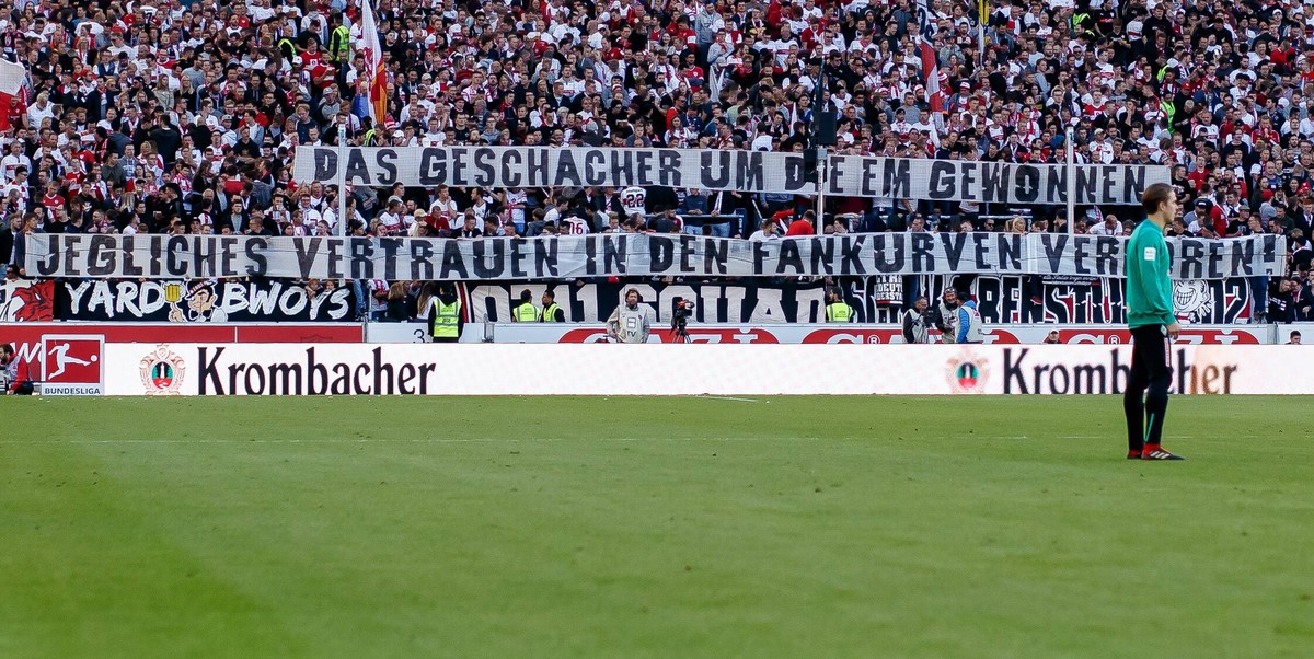 Stuttgart, Deutschland, 29.09.2018, 1. Bundesliga 5. Spieltag, VfB Stuttgart - SV Werder Bremen, Banner gegen den DFB ( DeFodi048 *** Stuttgart Germany 29 09 2018 1 Bundesliga 5 Matchday VfB Stuttgart ...