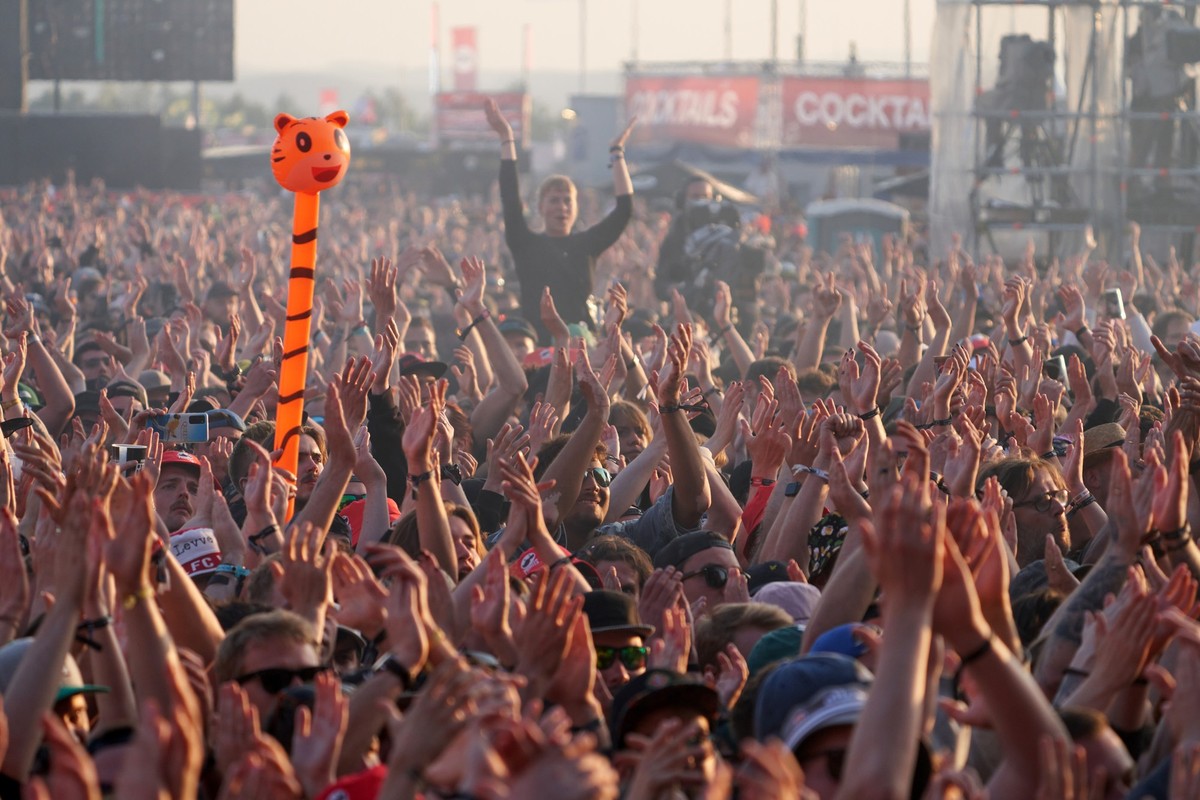 02.06.2023, Rheinland-Pfalz, Nürburg: Tausende Rockfans tanzen beim Auftritt von "Rise against" vor der Hauptbühne des Festivals "Rock am Ring". Foto: Thomas Frey/dpa +++ dpa-Bildf ...