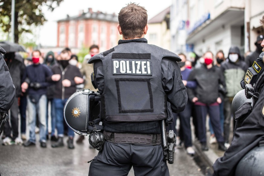 Polizisten schirmen eine Demonstration von Rechtsextremisten der militanten Gruppierung "der III. Weg" am 1. Mai 2020 in München ab.
