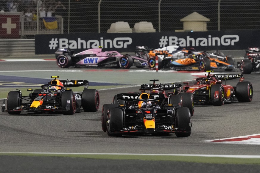 ARCHIV - 05.03.2023, Bahrain, Sakhir: Motorsport: Formel-1-Weltmeisterschaft, Grand Prix von Bahrain: Max Verstappen (vorne) aus den Niederlanden vom Team Red Bull führt nach dem Start. Vom Grand Prix ...