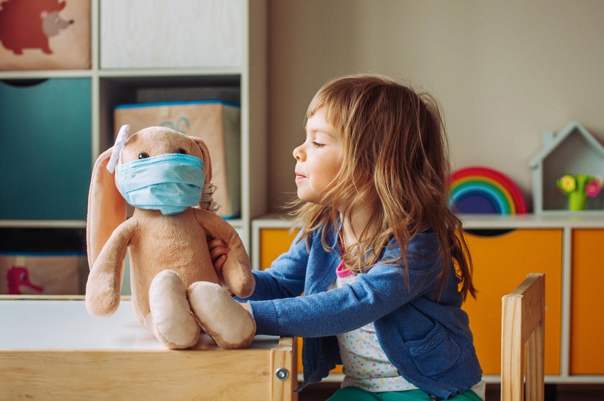 Viele Kinder in der Kita haben sich mit der Pandemie arrangiert und beziehen sogar die Maske mit ins Spiel ein. (Symbolbild)