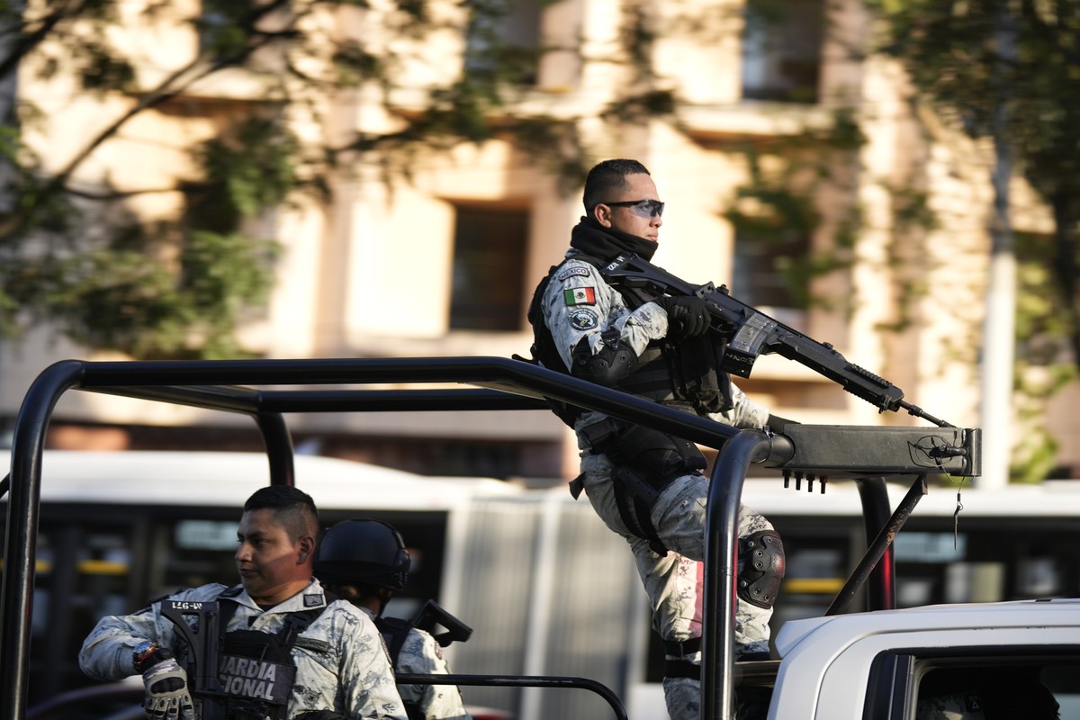 05.01.2023, Mexiko, Mexico City: Sicherheitspersonal bewacht das Gebäude der Staatsanwaltschaft, in dem Ovidio Guzmán, einer der Söhne des ehemaligen Chefs des Sinaloa-Kartells, Joaquin &quot;El Chapo ...