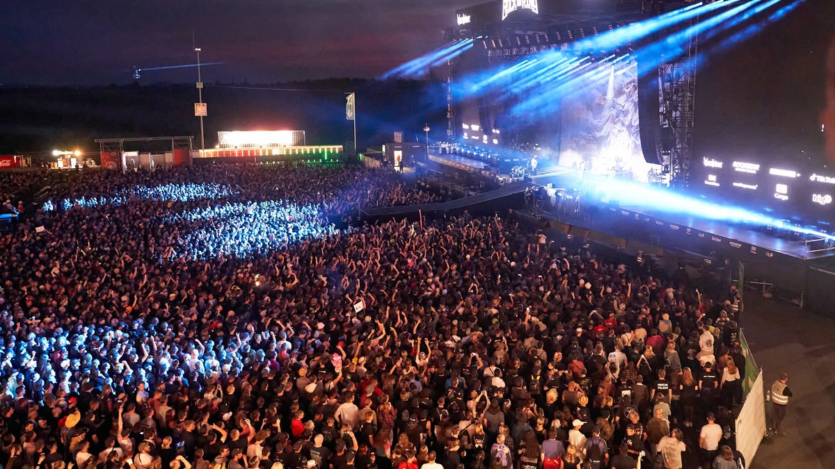 ARCHIV - 04.06.2022, Rheinland-Pfalz, Nürburg: Fans stehen beim Auftritt der britischen Rockband «Muse» vor der Hauptbühne des Festivals «Rock am Ring». (zu dpa: «Bisher rund 90 000 Tickets für Rock a ...