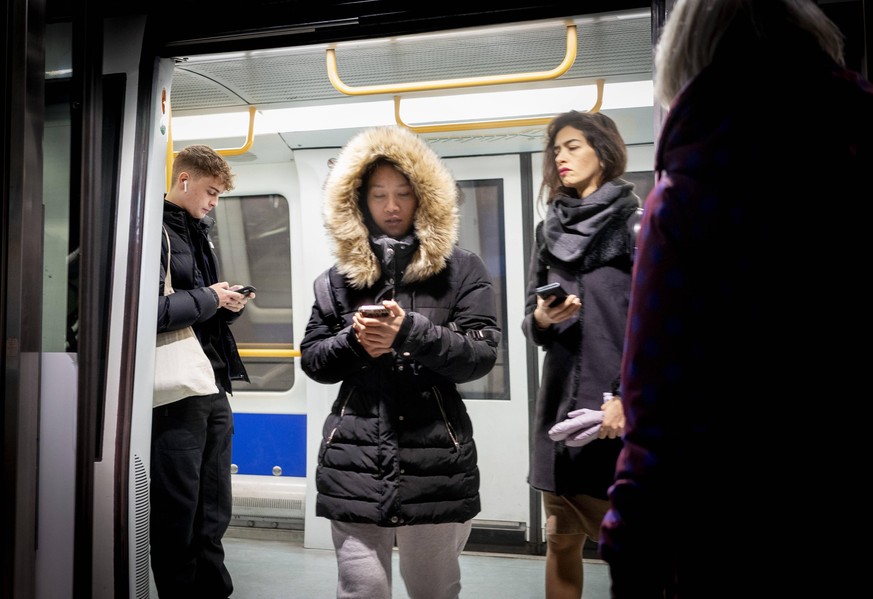 Restriktionerne er ophaevet i Koebenhavn. Metroen ved Noerreport St , tirsdag den 1 februar 2022.. , Copenhagen Denmark *** The restrictions have been lifted in the Copenhagen Metro at Noerreport St,  ...