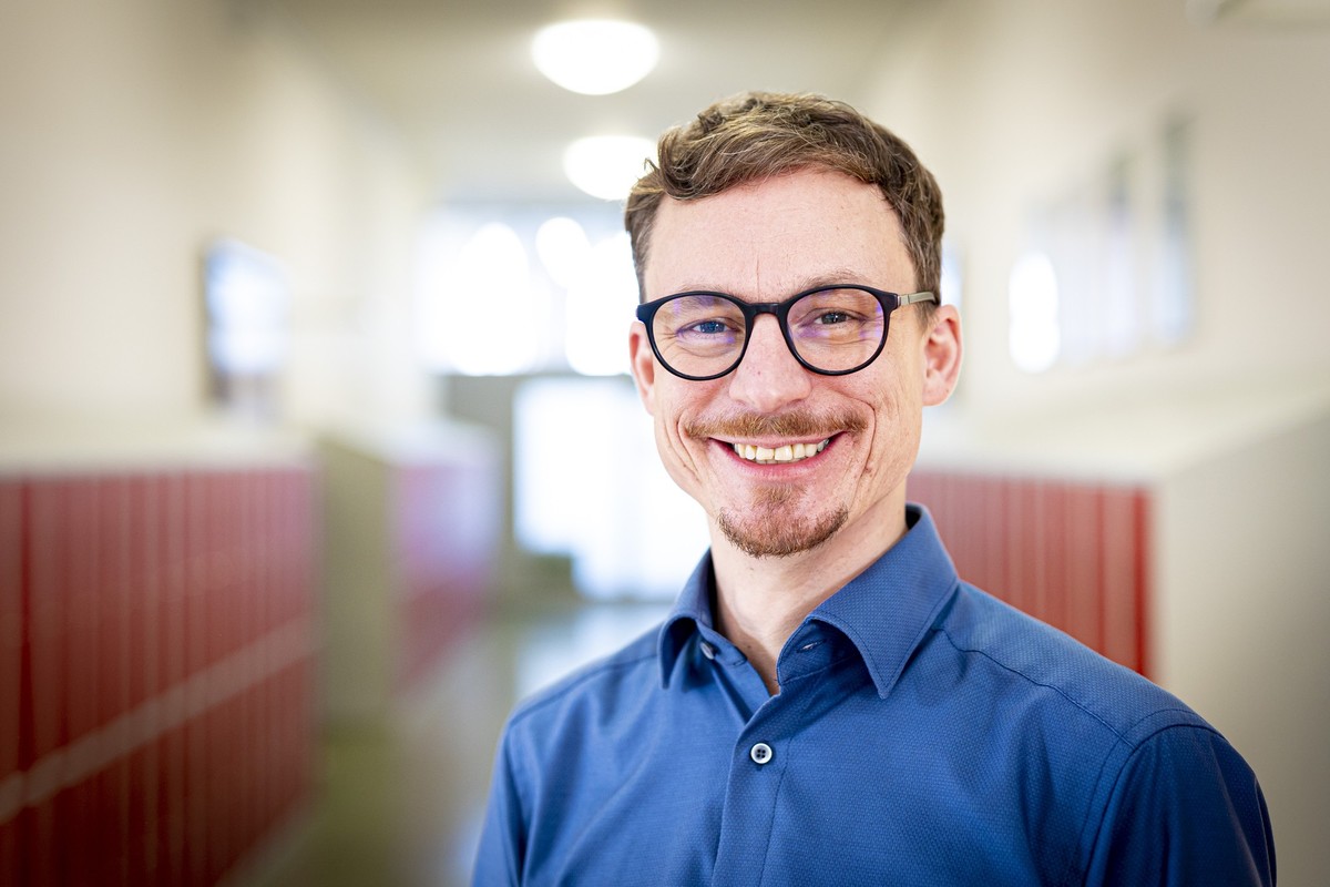 ARCHIV - 19.12.2022, Niedersachsen, Braunschweig: Tobias Rahm, Gl�cksforscher von der Technischen Universit�t Braunschweig, steht nach einer Gl�cksstunde in der Grund- und Hauptschule Pestalozzistra�e ...