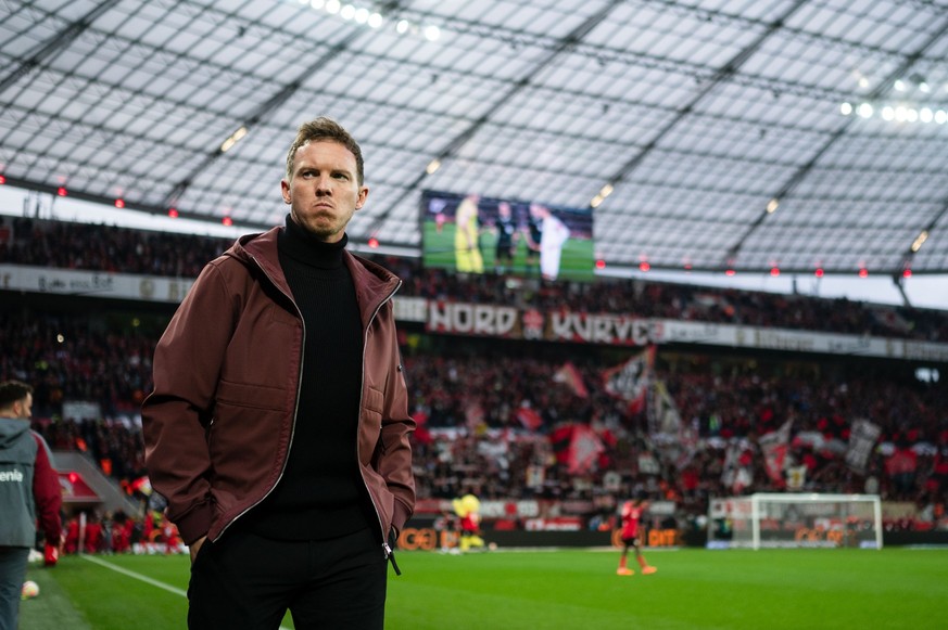 ARCHIV - 19.03.2023, Nordrhein-Westfalen, Leverkusen: Fußball: Bundesliga, Bayer Leverkusen - Bayern München, 25. Spieltag, BayArena. Bayers Trainer Julian Nagelsmann blickt vor der Partie in die Rund ...