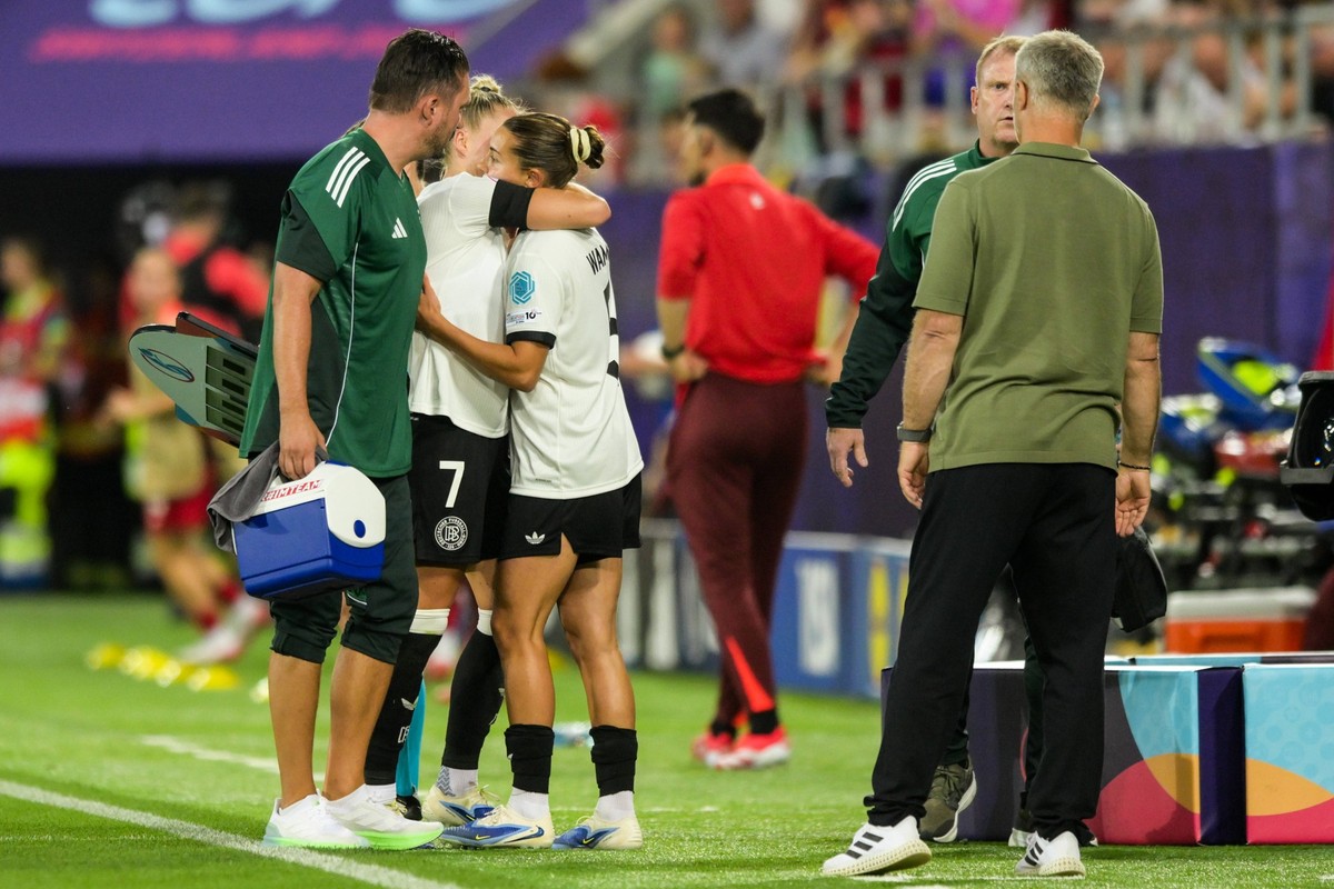 Fu�ball, UEFA Women s EURO 2025, 20250704, Deutschland - Polen. Im Bild Auswechslung Wechsel, v.l. Giulia GWINN Deutschland, 7 verletzt, Carlotta WAMSER Deutschland, 5. St. Gallen Arena St. Gallen San ...