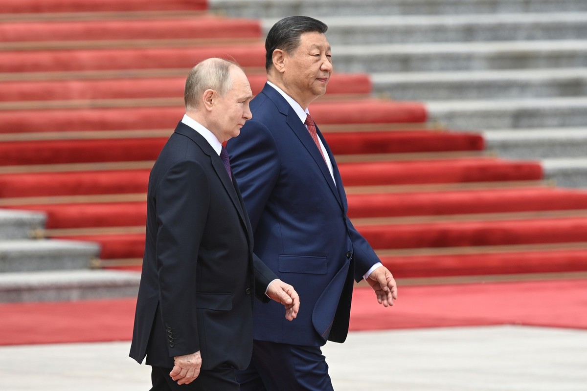 16.05.2024, China, Peking: Auf diesem von der staatlichen russischen Nachrichtenagentur Sputnik via AP veröffentlichte Foto empfängt Xi Jinping (hinten), Präsident von China, Wladimir Putin, Präsident ...