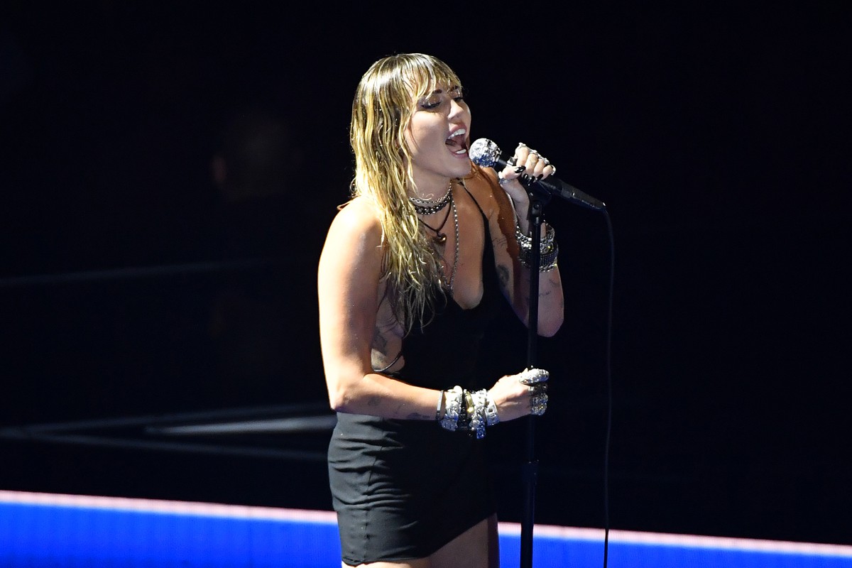 NEWARK, NEW JERSEY - AUGUST 26: Miley Cyrus performs onstage during the 2019 MTV Video Music Awards at Prudential Center on August 26, 2019 in Newark, New Jersey. (Photo by Noam Galai/Getty Images)