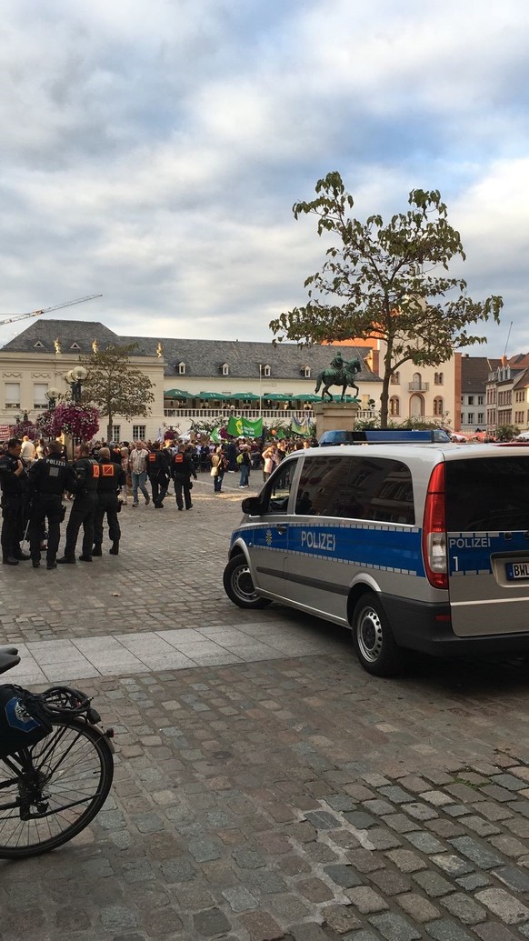 Der Rathausplatz in Landau. Die Polizei war mit 250 Kräften im Einsatz
