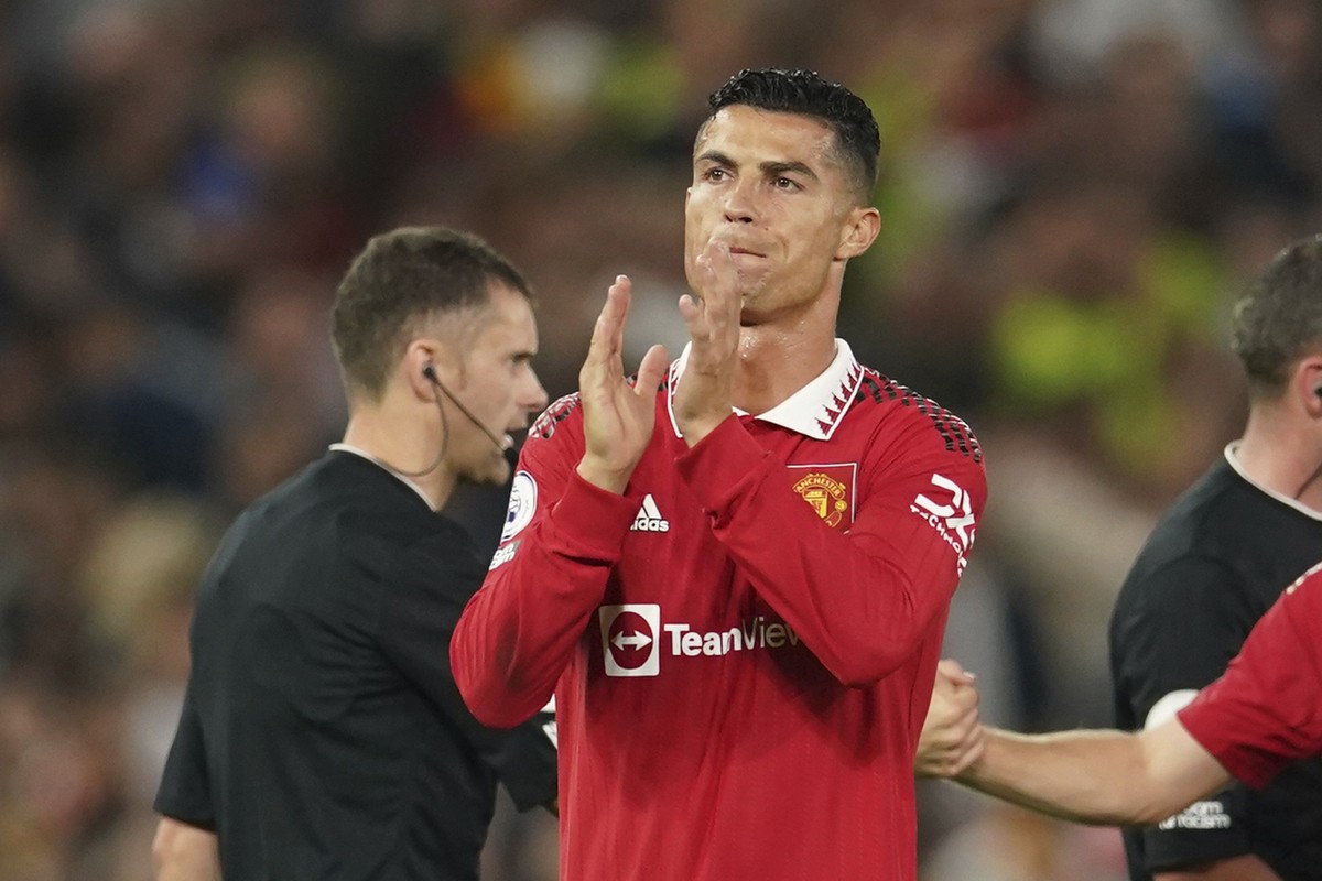 ARCHIV - 22.08.2022, Gro�britannien, Manchester: Fu�ball: Premier League, England, Manchester United - FC Liverpool, 3. Spieltag im Old Trafford Stadion: Cristiano Ronaldo von Manchester United applau ...