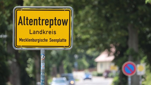 27.06.2023, Mecklenburg-Vorpommern, Altentreptow: Das Ortseingangsschild von Altentreptow, wo sich die Schule der 13-j