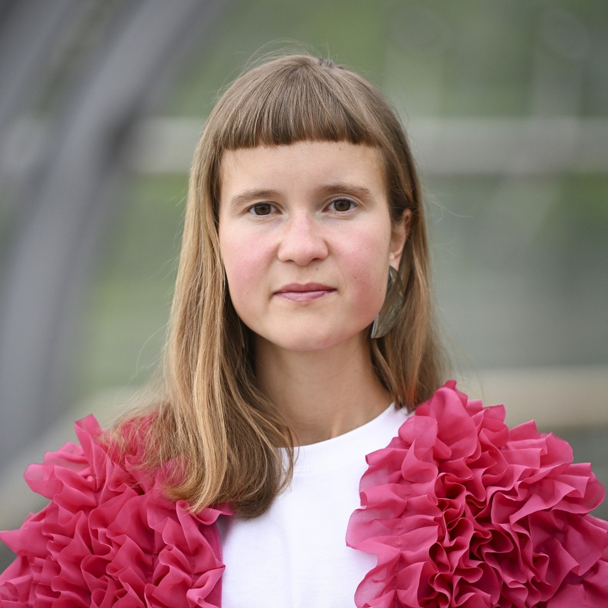 ARCHIV - 28.04.2023, Sachsen, Leipzig: Die Schriftstellerin Caroline Wahl stellt das Buch "22 Bahnen" auf der Leipziger Buchmesse vor. (zu dpa: «Literatur-Highlights im Spätsommer und Herbst ...