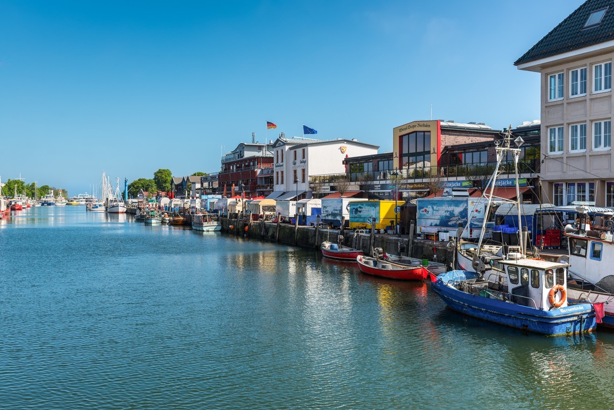 Fish market in Warnemunde, Rostock, Mecklenburg-Western Pomerania, Germany, Rostock, Germany - May 26, 2017: Fish market and boats on the peaceful Alter Strom Canal along Am Strom promenade at Warnemu ...