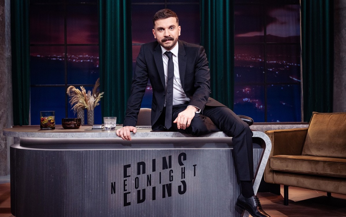 Edin Hasanovic auf dem Schreibtisch seines Late-Night-Studios für &quot;Edins Neo Night&quot;