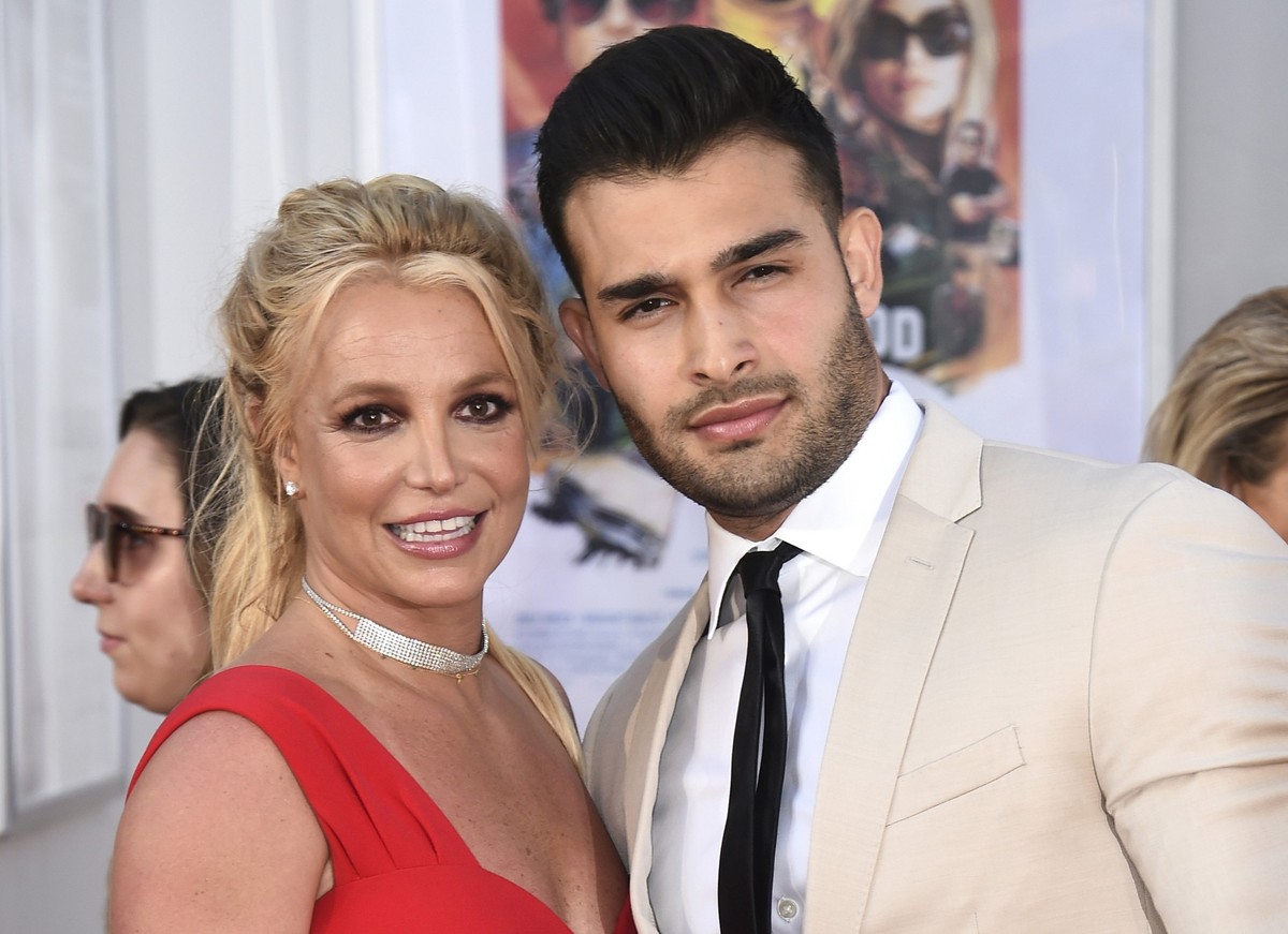 ARCHIV - 22.07.2019, USA, Los Angeles: Britney Spears und Sam Asghari bei der Premiere von "Once Upon a Time in Hollywood". (zu dpa "Ehemann von Britney Spears gibt Scheidung bekannt&qu ...