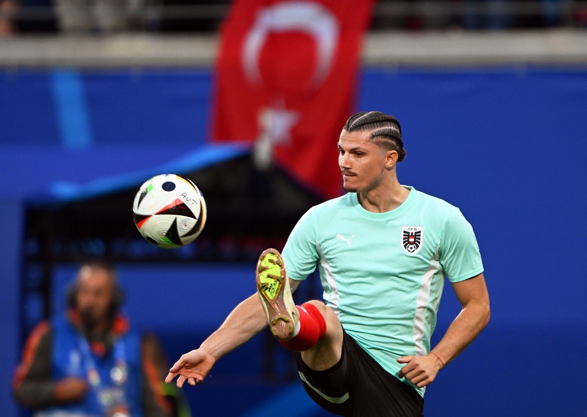 02.07.2024, Sachsen, Leipzig: Fu�ball, UEFA Euro 2024, EM, �sterreich - T�rkei, Finalrunde, Achtelfinale, Leipzig Stadion, �sterreichs Marcel Sabitzer w�rmt sich vor dem Spiel auf. Foto: Robert Michae ...